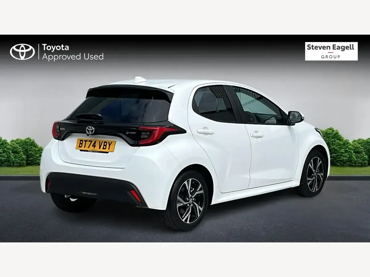 Used Toyota Yaris Design 116 HP (85 kW) 2024 White Hatchback