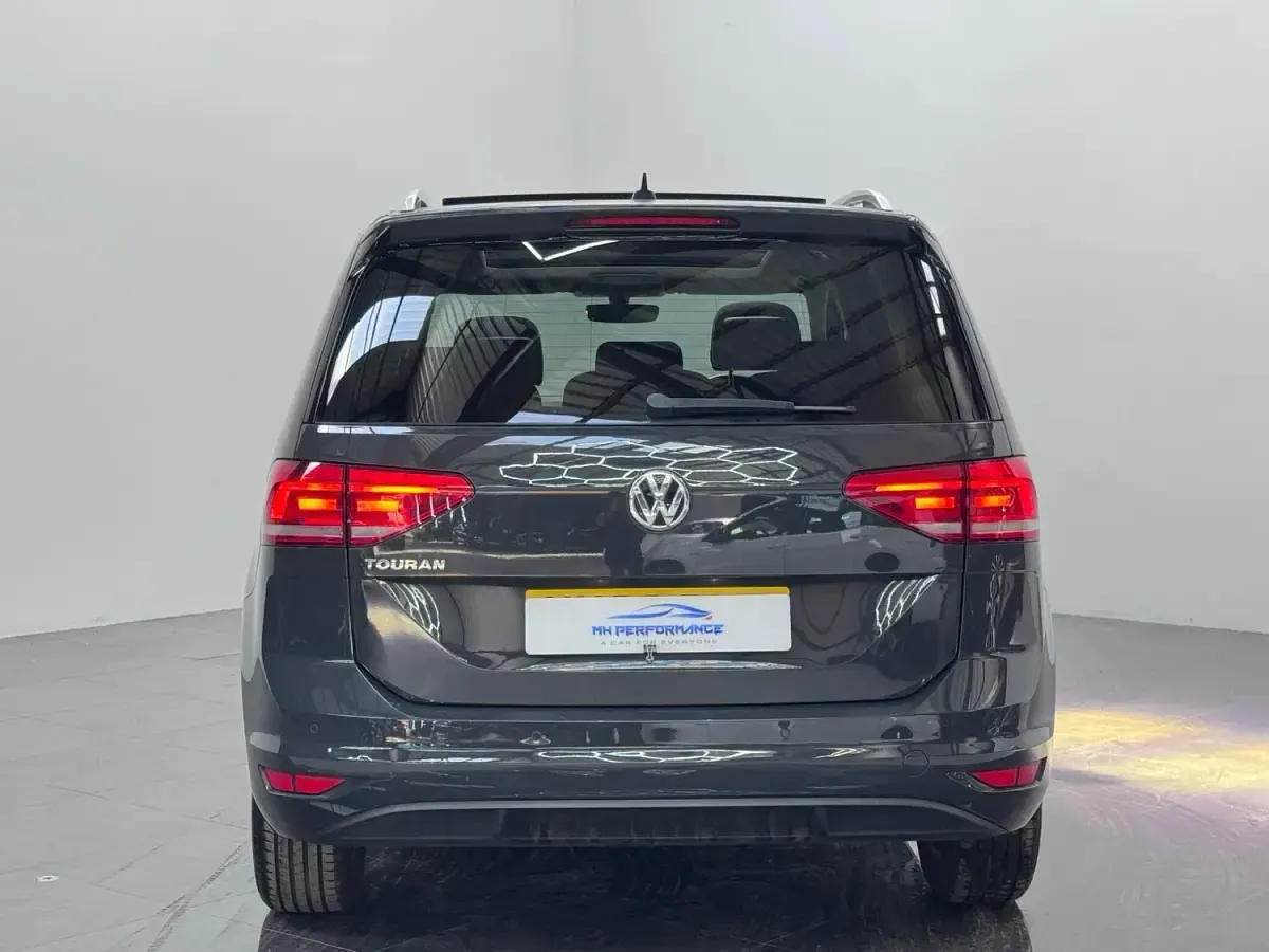 Usado VW Touran Family 115 HP (84 kW) 2018 Cinzento Monovolume