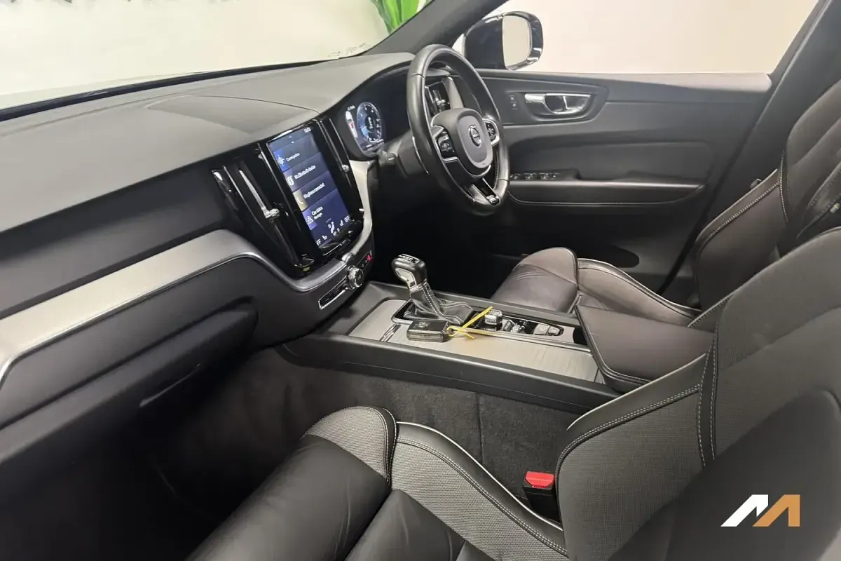 Used Volvo XC60 R-Design 187 HP (137 kW) 2019 Grey SUV