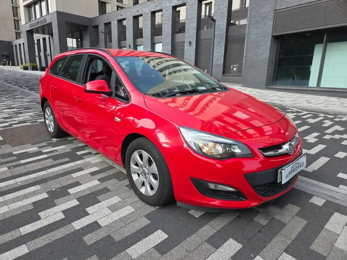 Used Vauxhall Astra Design Edition 110 HP (80 kW) 2015 Red Estate
