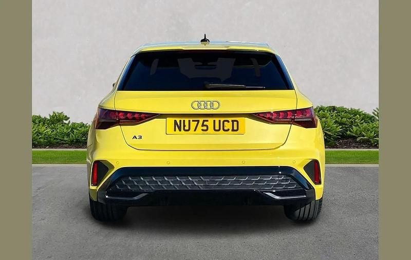 Begagnad Audi A3 S-Line 147 HK (108 kW) 2025 Gul Halvkombi