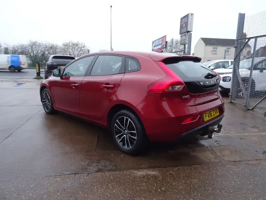 Usado Volvo V40 Momentum 122 HP (89 kW) 2016 Vermelho Citadino