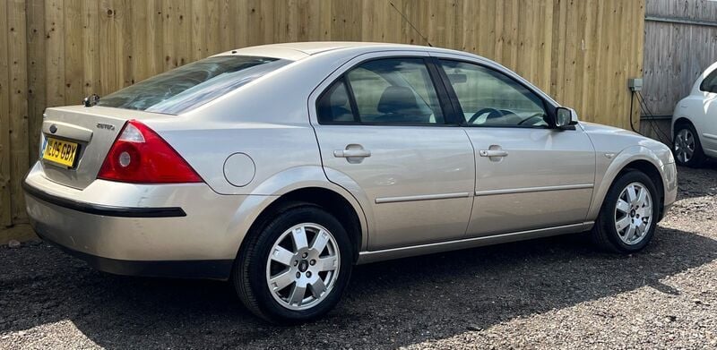 Used Ford Mondeo Zetec 143 HP (105 kW) 2005 Grey Hatchback