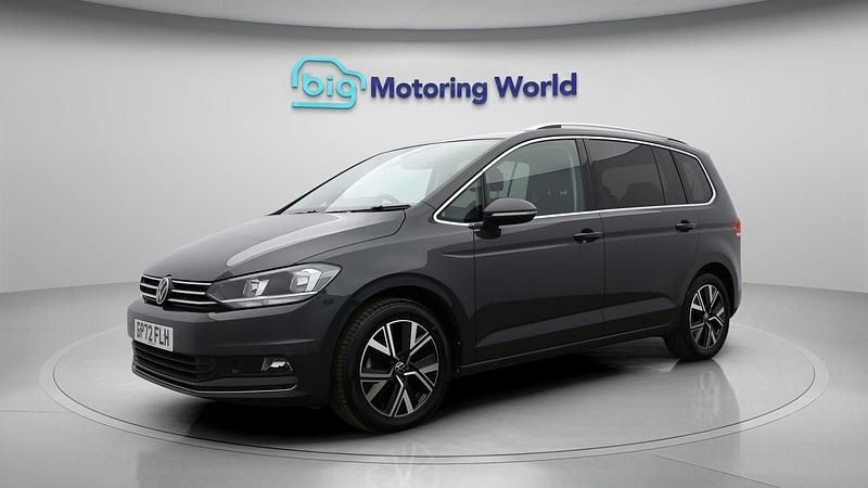 Usado VW Touran SEL 148 HP (108 kW) 2022 Cinzento Monovolume