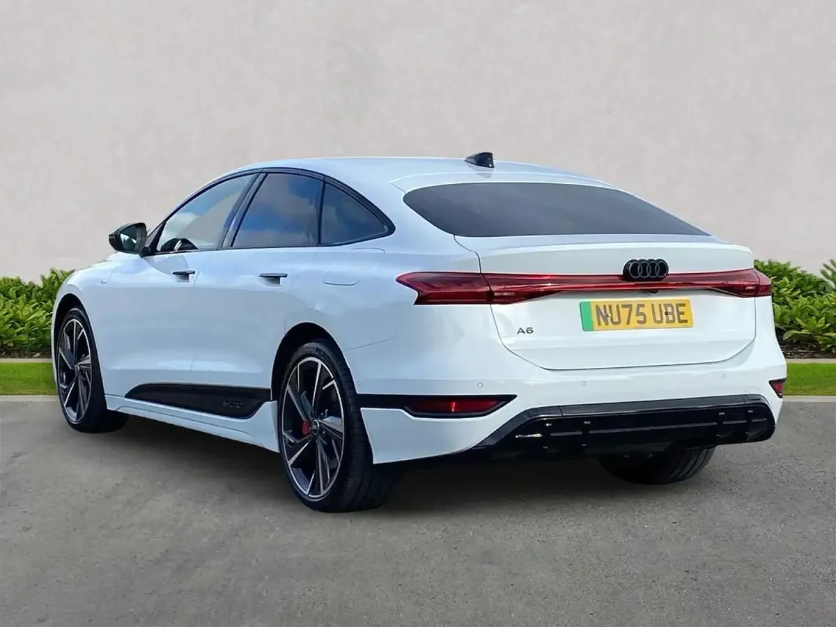 Begagnad Audi A6 e-tron Performance 269 kW (367 HK) 2025 Vit Halvkombi