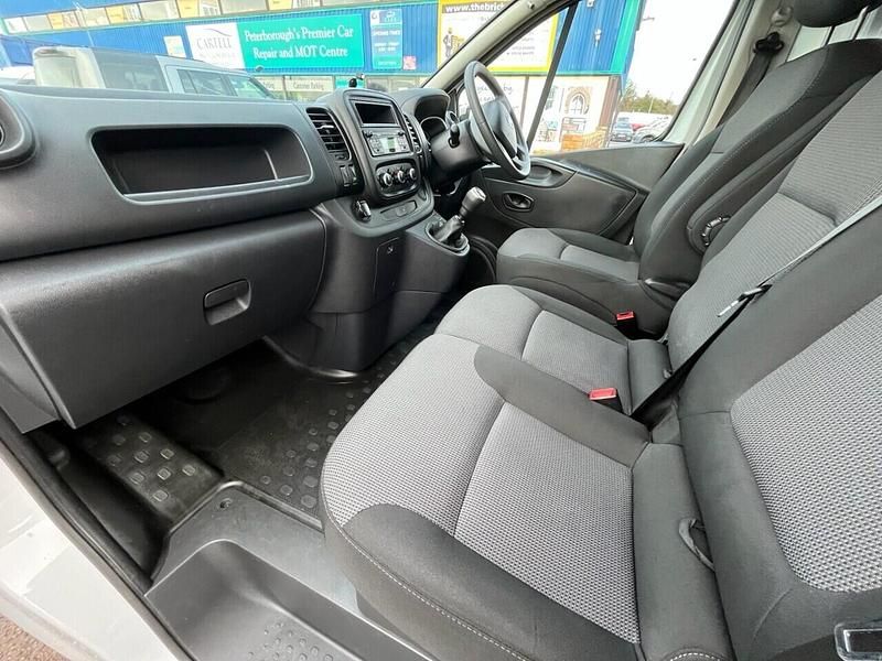 Used Nissan NV300 Acenta 120 HP (88 kW) 2021 White Van