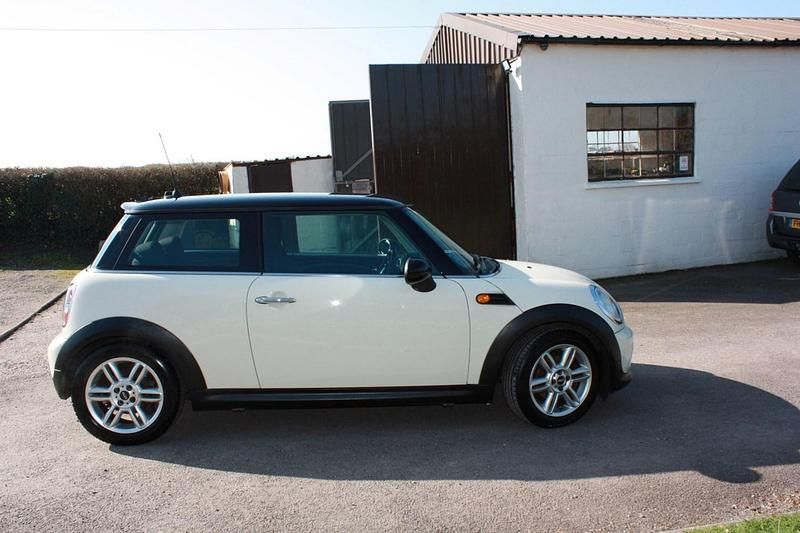 Used Mini Cooper Hatch 2011 White Hatchback