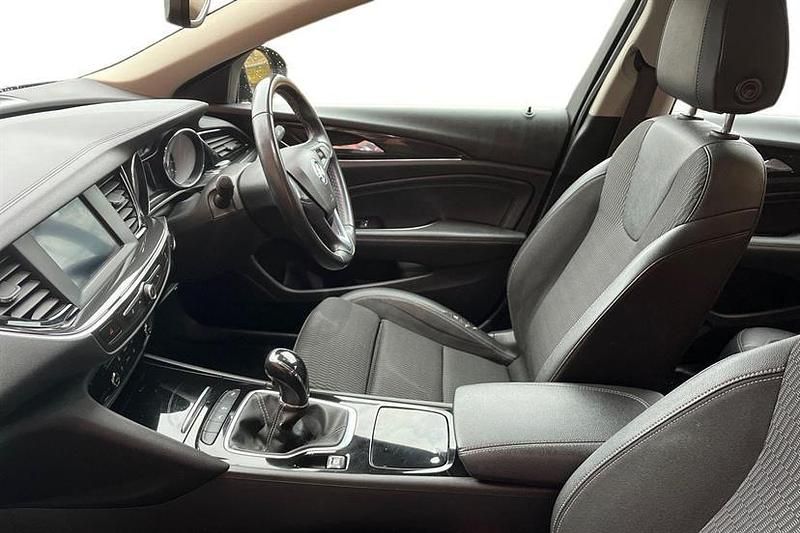 Used Vauxhall Insignia SRi 165 HP (121 kW) 2018 Blue Hatchback