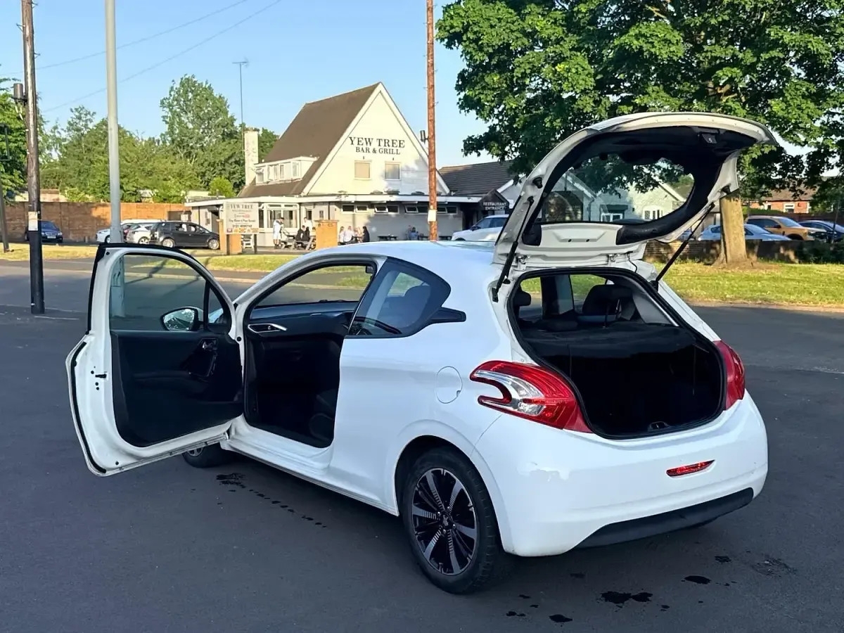 Used Peugeot 208 Access 82 HP (60 kW) 2013 White Hatchback