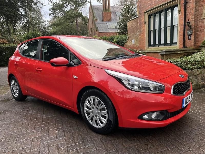 Used Kia Ceed 89 HP (65 kW) 2015 Red Hatchback