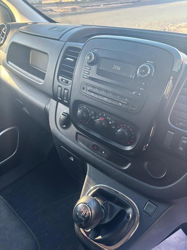 Used Vauxhall Vivaro Sportive 120 HP (88 kW) 2018 White MPV