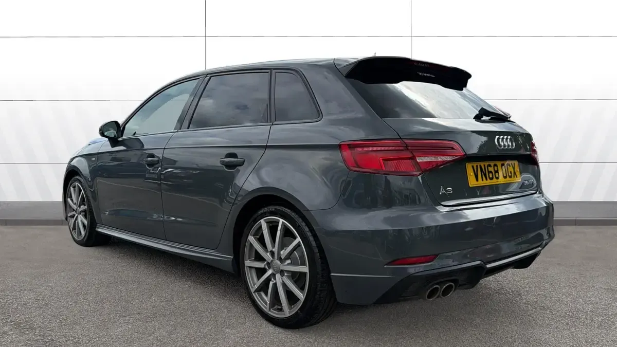 Usado Audi A3 Black Edition 150 CV (110 kW) 2018 Gris Berlina