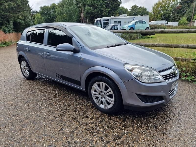 Silver Used 2009 Vauxhall Astra Active Hatchback | £950 (A bit pricey) - Image 1/4
