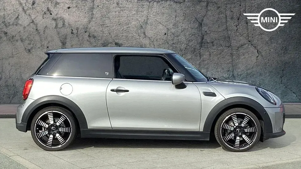 Używany Mini Cooper Exclusive 134 KM (98 kW) 2024 Srebrny Hatchback