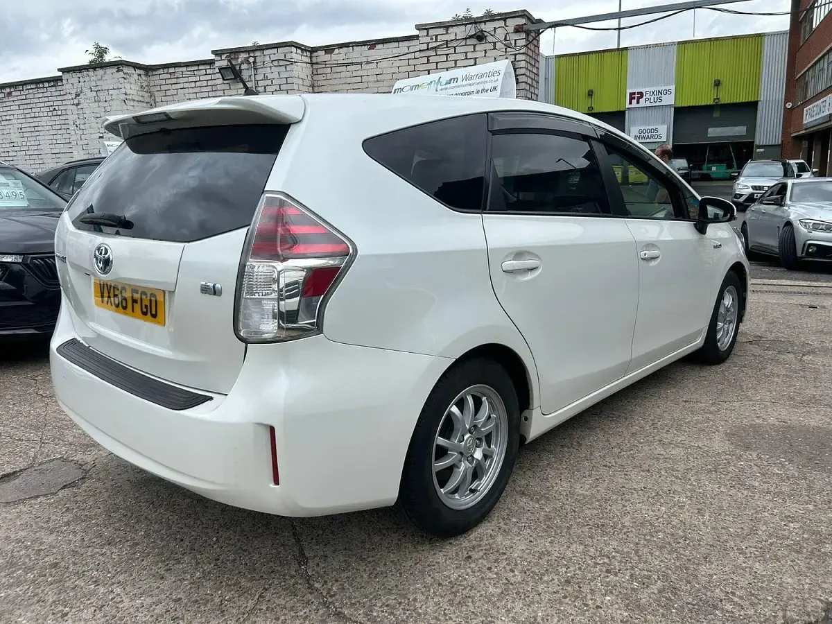 Used Toyota Prius 136 HP (100 kW) 2023 White Hatchback