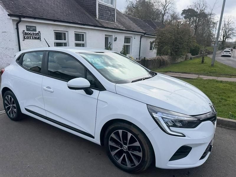 Used Renault Clio V Iconic 90 HP (66 kW) 2022 White Hatchback