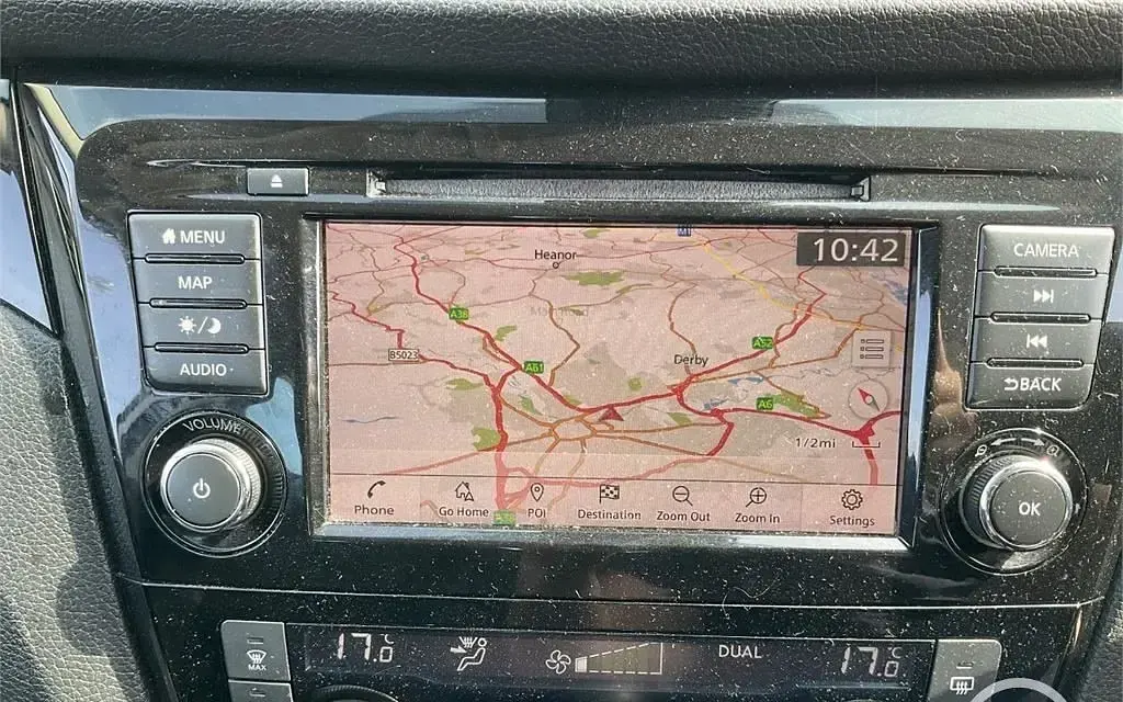Used Nissan Qashqai Acenta Premium 115 HP (84 kW) 2019 White SUV