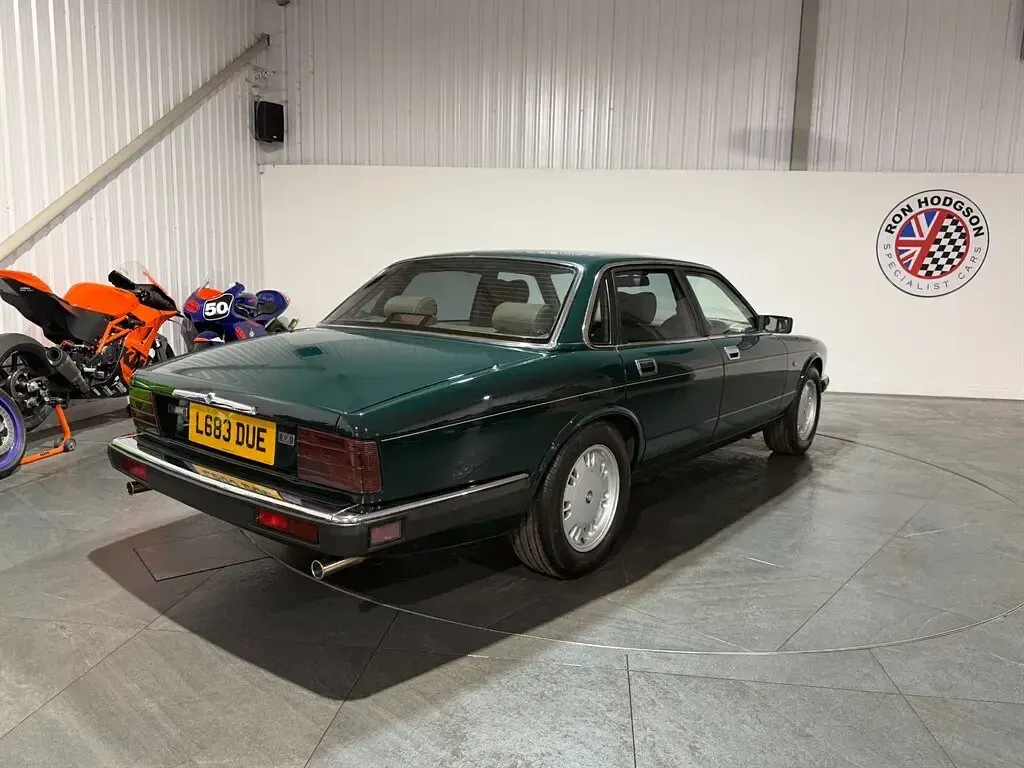 Used Jaguar XJ6 216 HP (158 kW) 2022 Green Sedan