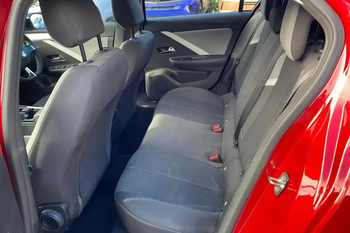 Usado Vauxhall Astra Design Edition 130 CV (95 kW) 2023 Rojo Utilitario