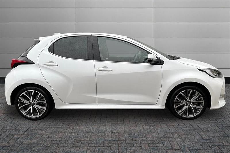 Used Toyota Yaris Hybrid 116 HP (85 kW) 2023 White Hatchback