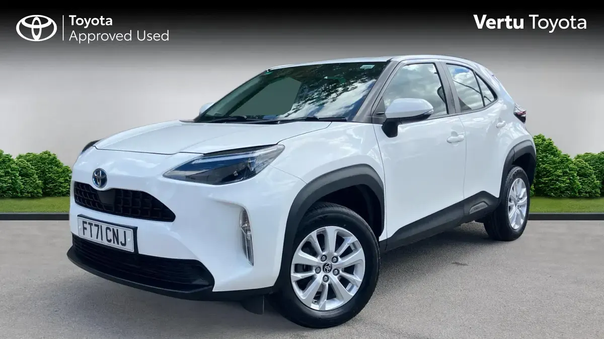 Used Toyota Yaris Hybrid 116 HP (85 kW) 2022 Pure white (solid paint) Estate