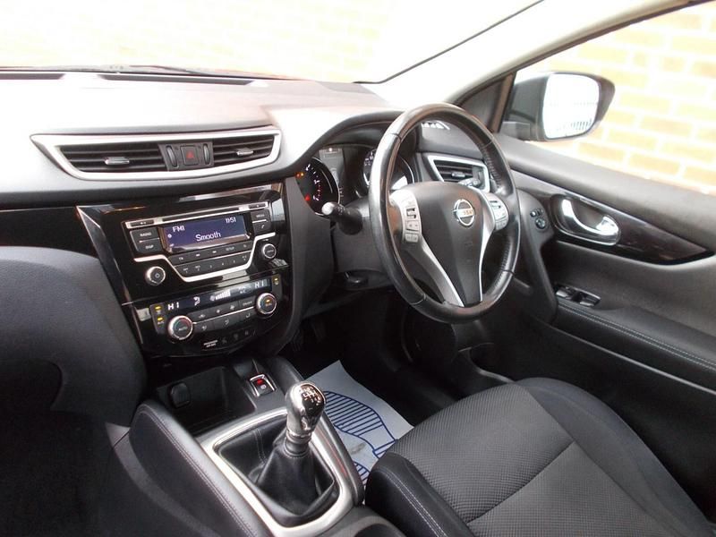 Used Nissan Qashqai Acenta 110 HP (80 kW) 2017 Red SUV