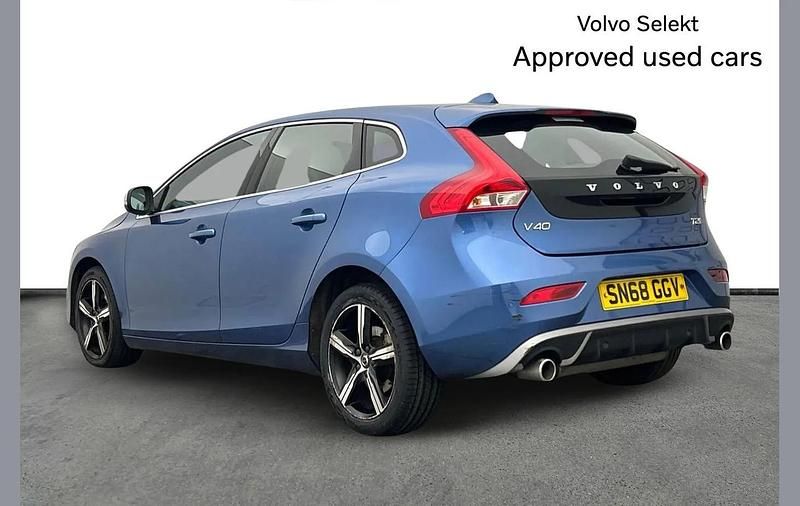 Used Volvo V40 R-Design 121 HP (88 kW) 2018 Blue Hatchback