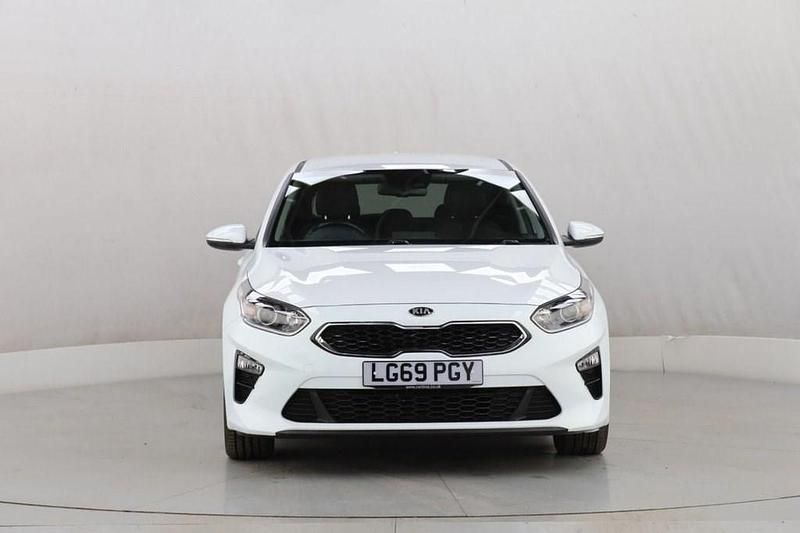 Used Kia Ceed 114 HP (83 kW) 2019 White Hatchback