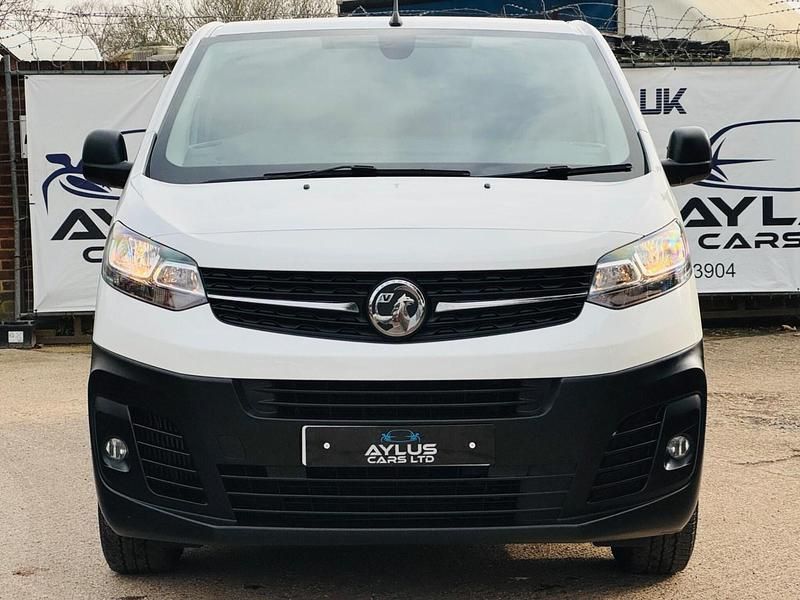 Used Vauxhall Vivaro S 100 HP (73 kW) 2021 White MPV