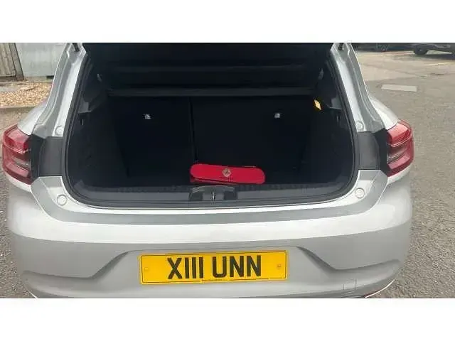 Usado Renault Clio V RS Line 90 CV (66 kW) 2022 Plateado Utilitario