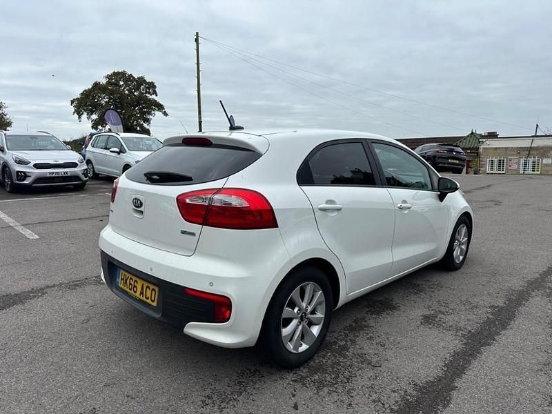 Used Kia Rio 84 HP (61 kW) 2016 White Hatchback