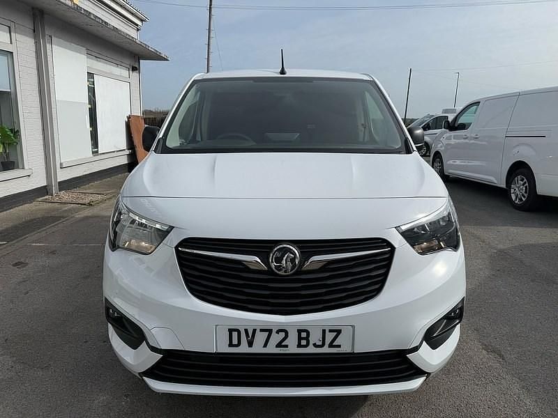 Second-hand Vauxhall Combo Sportive 100 CP (73 kW) 2022 Alb Monovolum