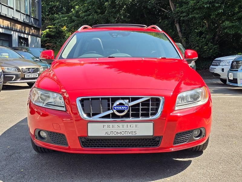 Used Volvo V70 SE Lux 2011 Red Estate