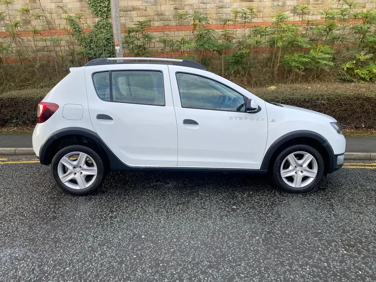 Used Dacia Sandero Ambiance 90 HP (66 kW) 2015 White Hatchback
