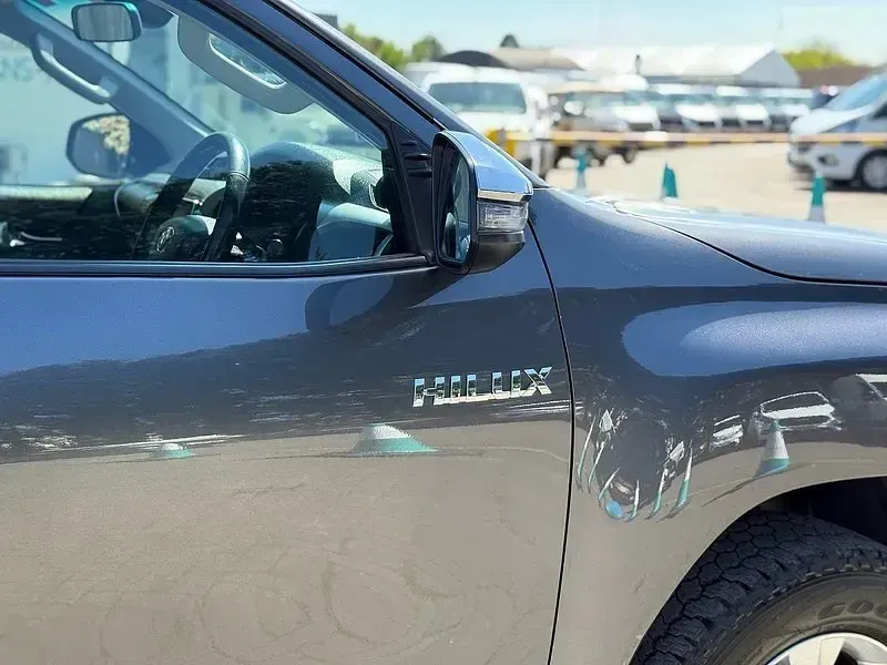 Usado Toyota HiLux 150 HP (110 kW) 2020 Cinzento Pickup