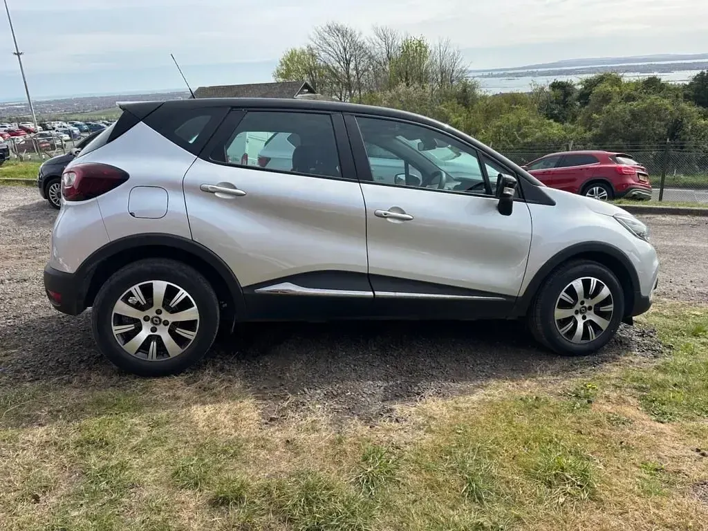Usado Renault Captur Play 90 HP (66 kW) 2019 Prateado SUV