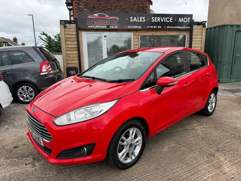 Used Ford Fiesta Zetec 75 HP (55 kW) 2015 Red Hatchback