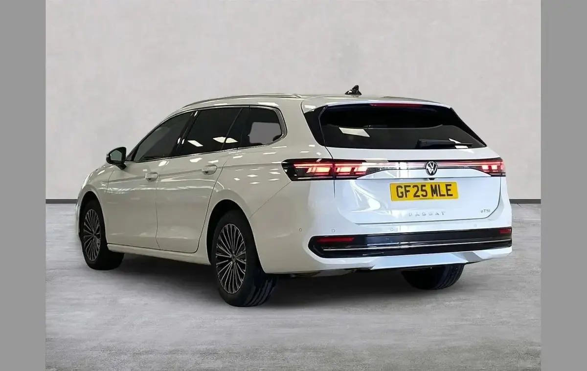 Used VW Passat Elegance 147 HP (108 kW) 2025 White Estate
