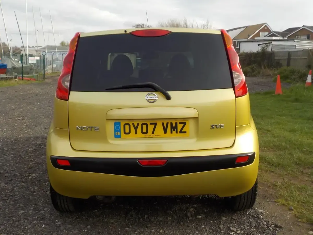 Begagnad Nissan Note 2007 Gul Halvkombi