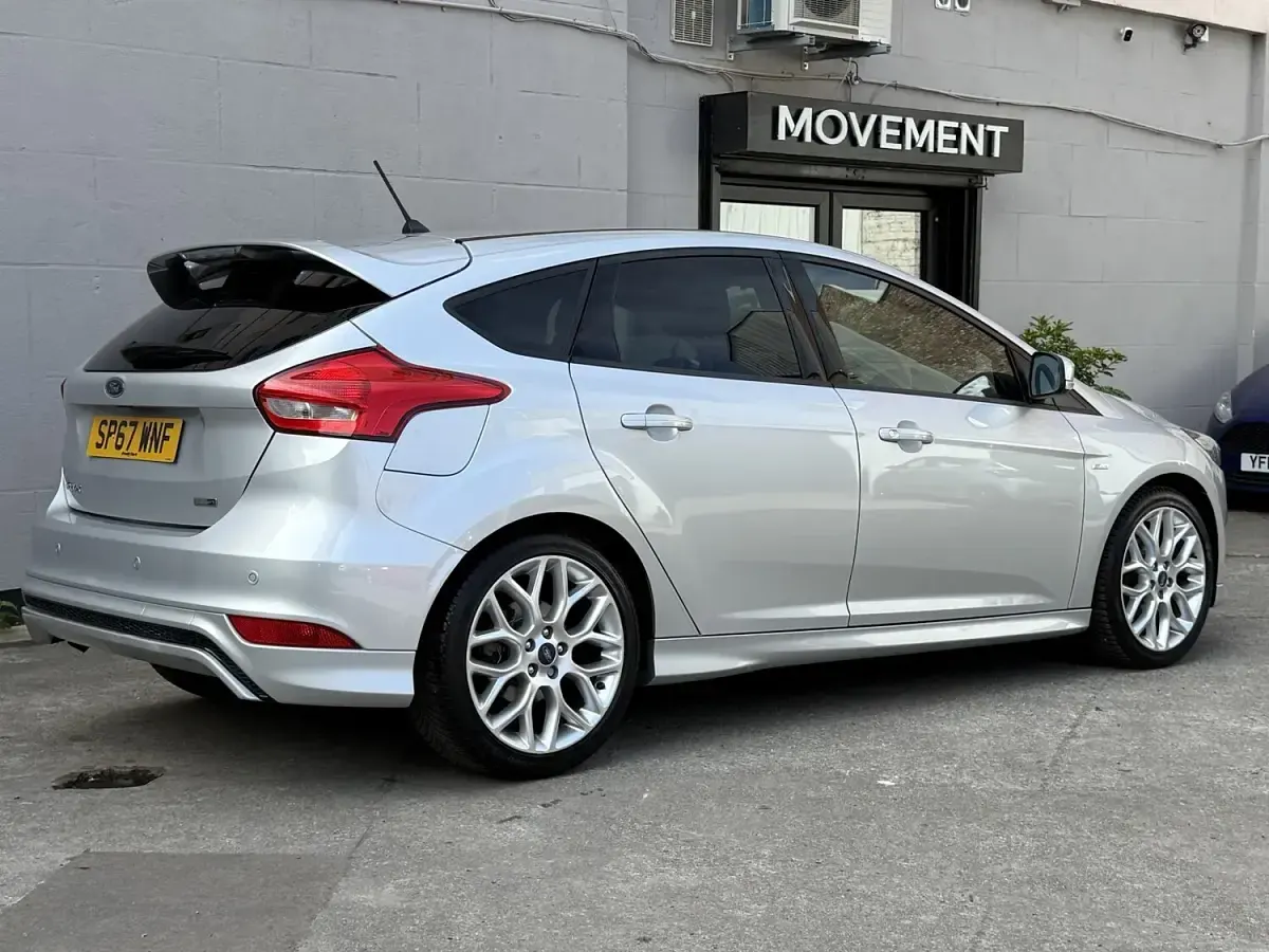Used Ford Focus ST-Line 125 HP (91 kW) 2017 Silver Hatchback