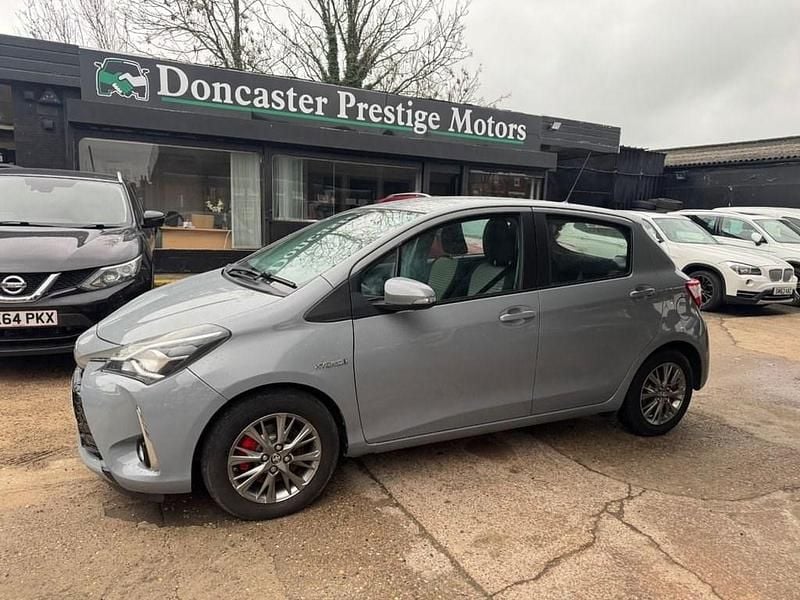Used Toyota Yaris Hybrid 100 HP (73 kW) 2018 Grey Hatchback
