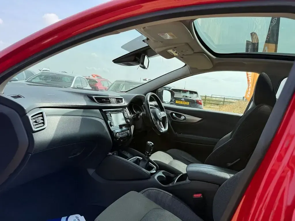 Used Nissan Qashqai N-Connecta 140 HP (102 kW) 2019 Red SUV