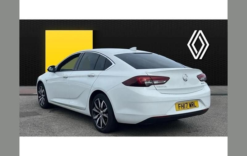 Used Vauxhall Insignia SRi 165 HP (121 kW) 2017 White Hatchback