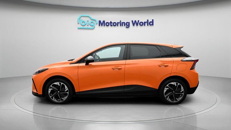 Begagnad MG MG4 EV Trophy 319 kW (435 HK) 2022 Orange Halvkombi