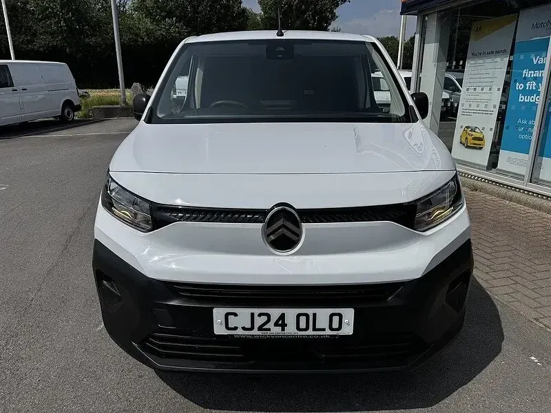 Used Citroën Berlingo 101 HP (74 kW) 2024 White MPV