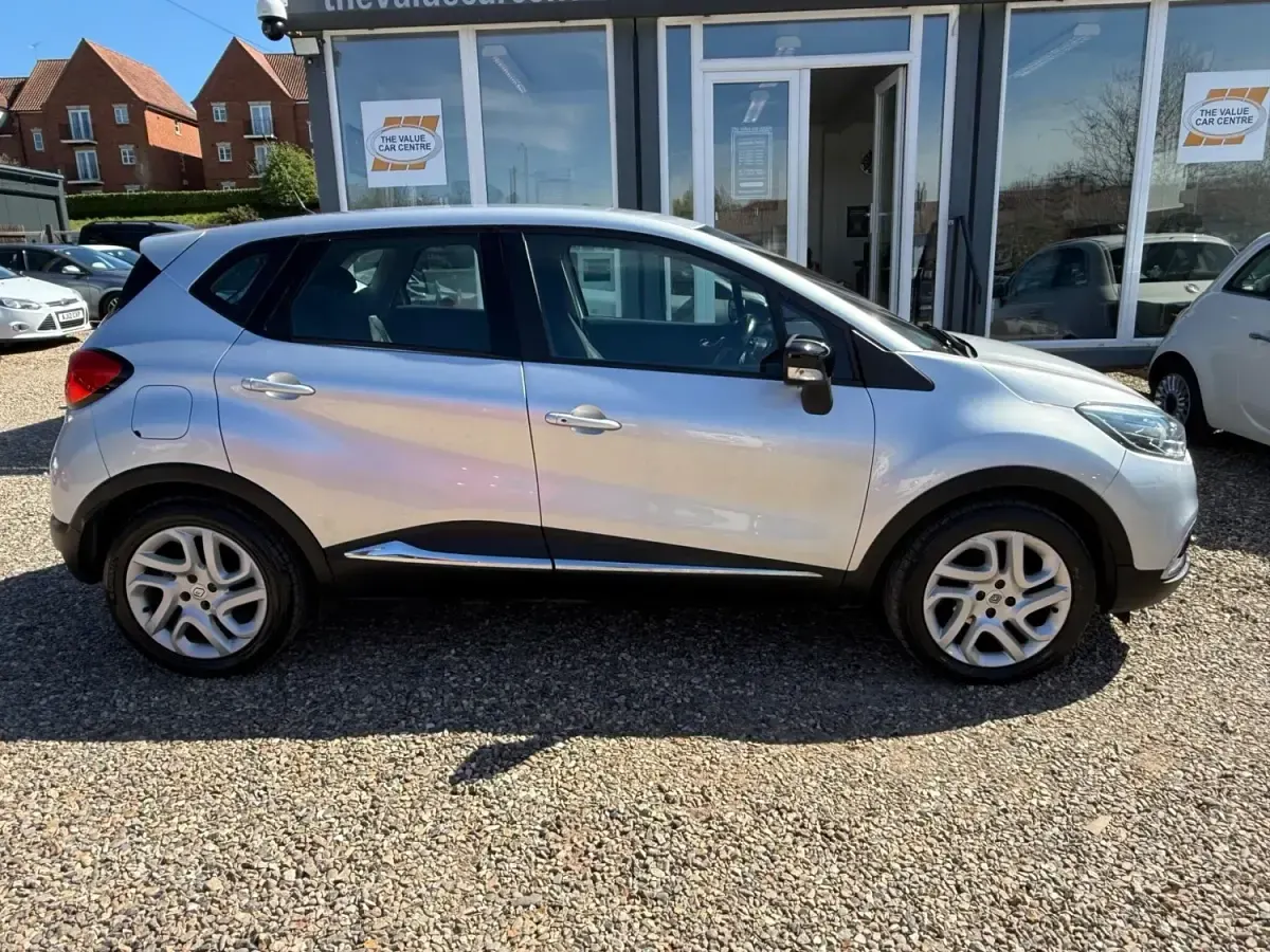 Usado Renault Captur Dynamique 90 HP (66 kW) 2015 Prateado SUV