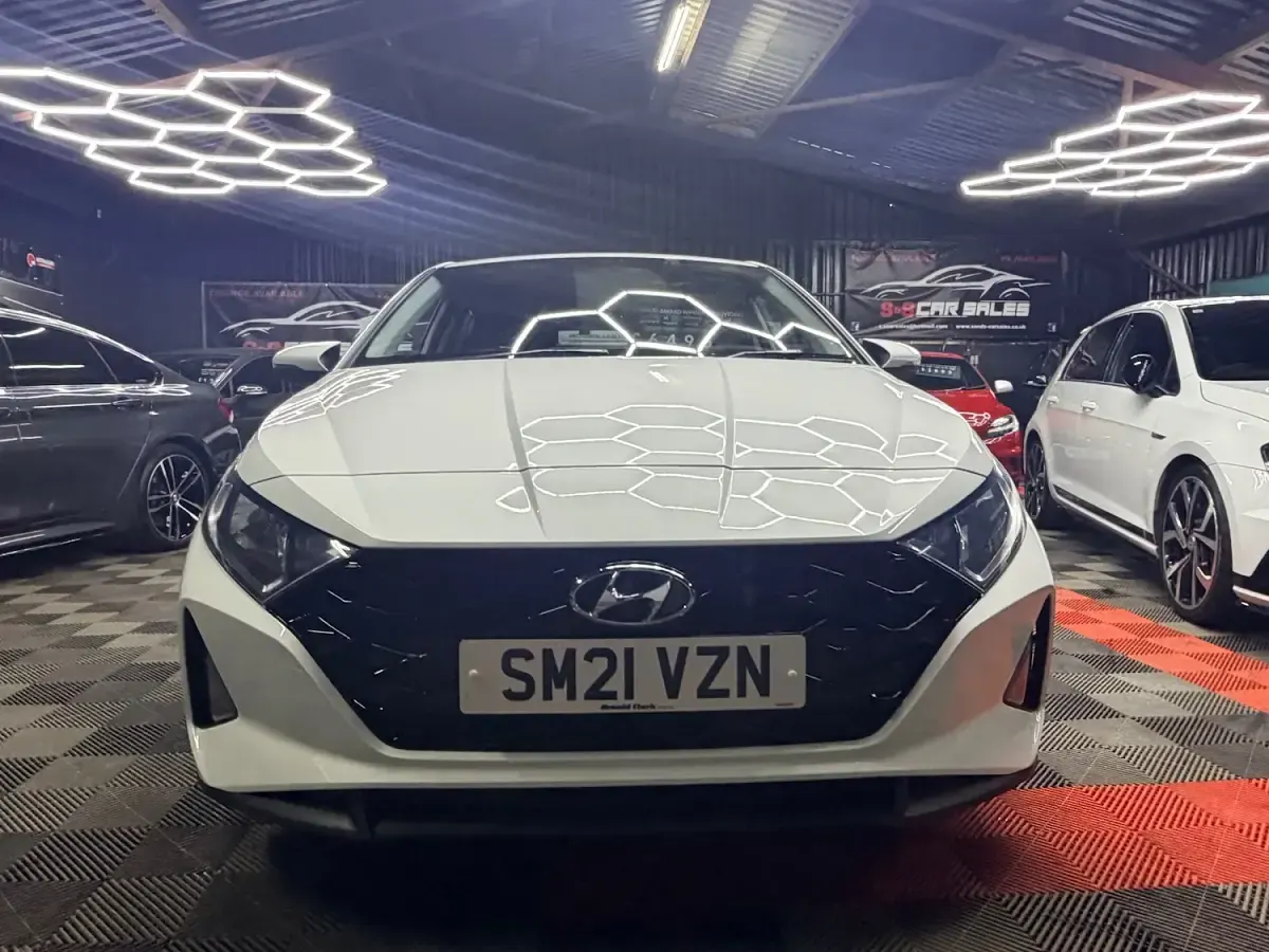 Used Hyundai i20 SE 98 HP (72 kW) 2021 White Hatchback