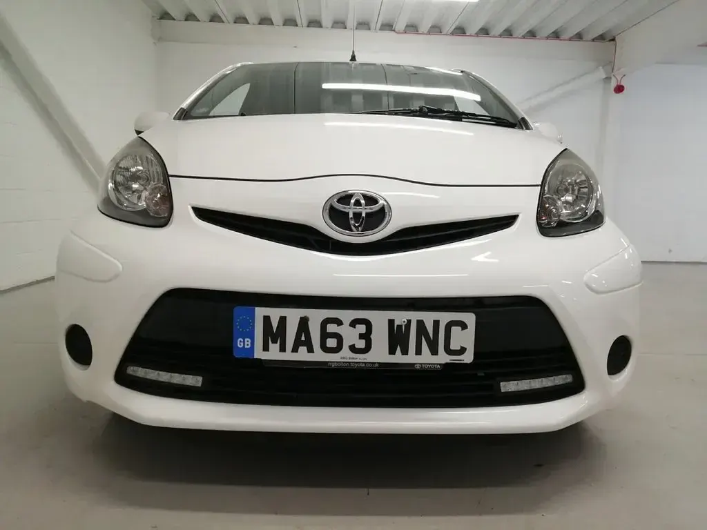 Used Toyota Aygo Style 67 HP (49 kW) 2013 White Hatchback
