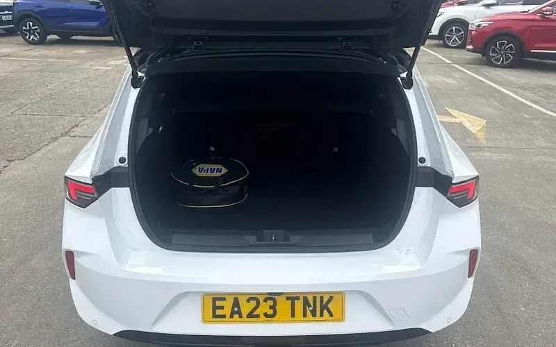 Usado Vauxhall Astra GSe 225 HP (165 kW) 2023 Branco Citadino