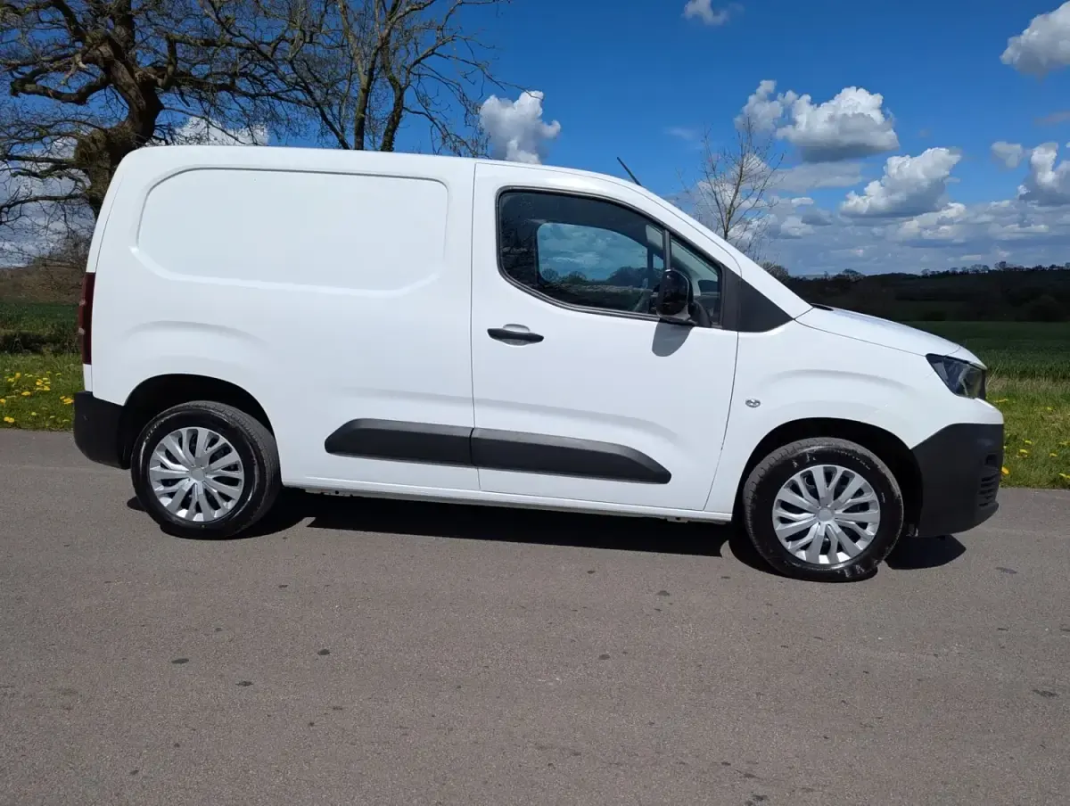 Second-hand Peugeot Partner 2022 Alb Monovolum